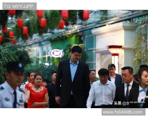 姚明在活动中亲自要求与粉丝合影展现亲和力与人气的瞬间 姚明在活动中亲自要求与粉丝合影展现亲和力与人气的瞬间