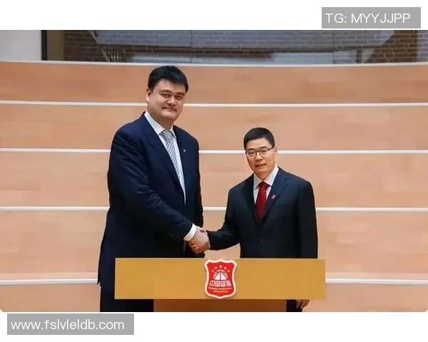 姚明发带造型独特引发热议球迷纷纷模仿的时尚潮流 姚明发带造型独特引发热议球迷纷纷模仿的时尚潮流