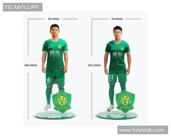 足球明星合影立牌展现球场传奇瞬间引发球迷热烈追捧与回忆