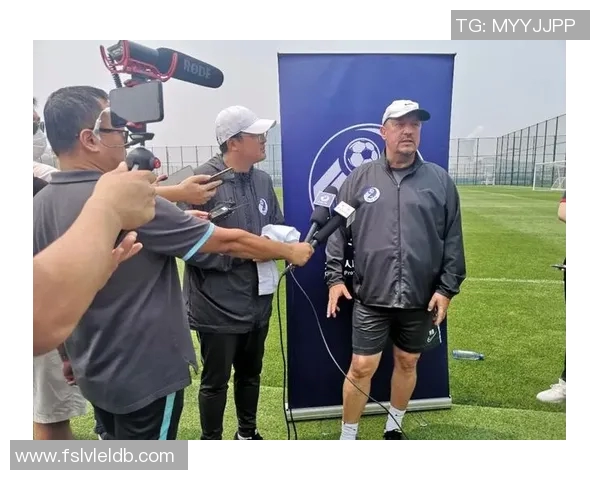 揭开足球明星卡片的神秘面纱一起体验拆卡的惊喜与乐趣